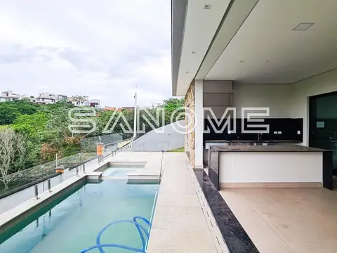 Varanda com piscina e vista para condomínio