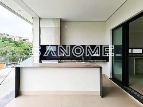 Área externa com bancada e vista para varanda
