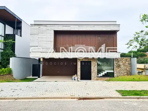 Casa moderna com fachada em tons neutros e garagem