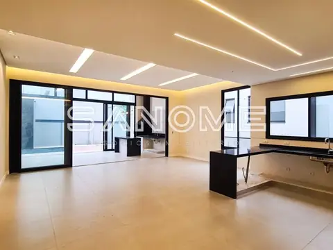Sala ampla com piso em mármore e iluminação moderna