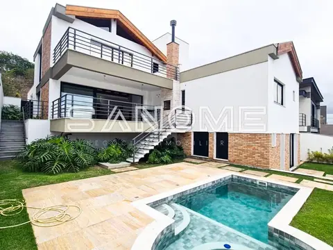 Casa moderna com piscina e área externa