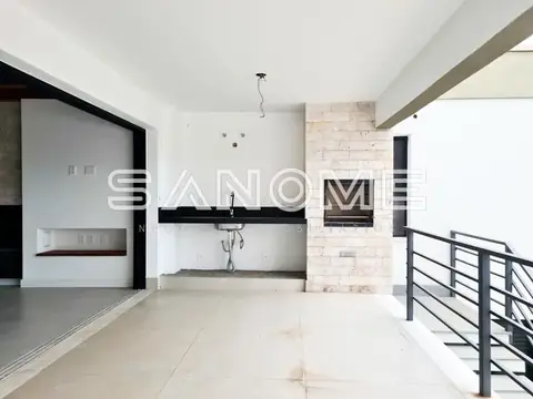 Área interna com piso, escada e cozinha integrada