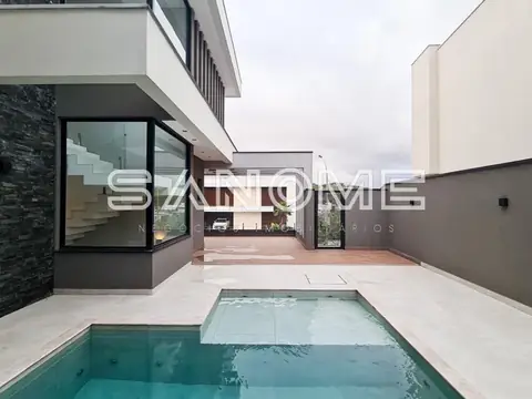 Área externa com piscina e varanda