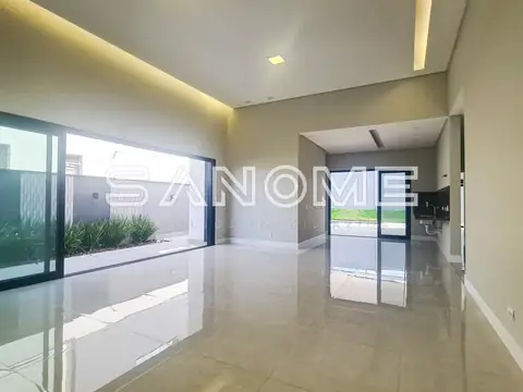 Sala integrada com piso em mármore e entrada para área externa