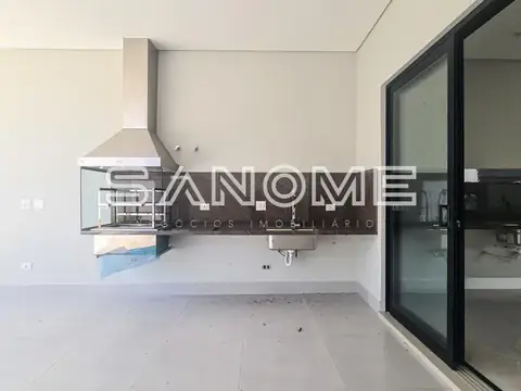 Área externa com cozinha planejada e piso cerâmico