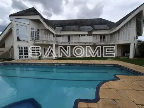 Casa de dois andares com piscina frontal