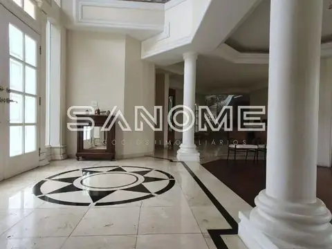 Saguão com piso de mármore e coluna branca