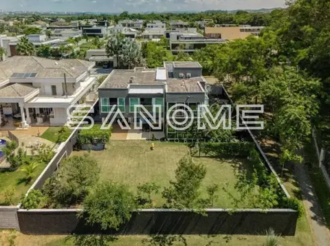 Vista aérea de casa moderna com quintal e áreas verdes