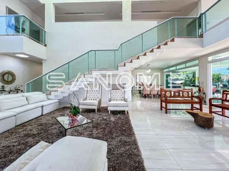 Sala ampla com escada de vidro e piso em cerâmica