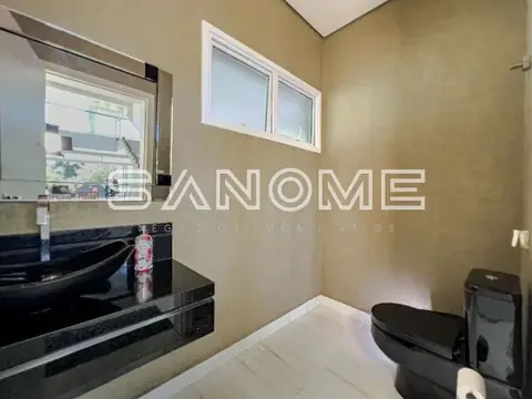 Banheiro com pia preta e vaso sanitário preto