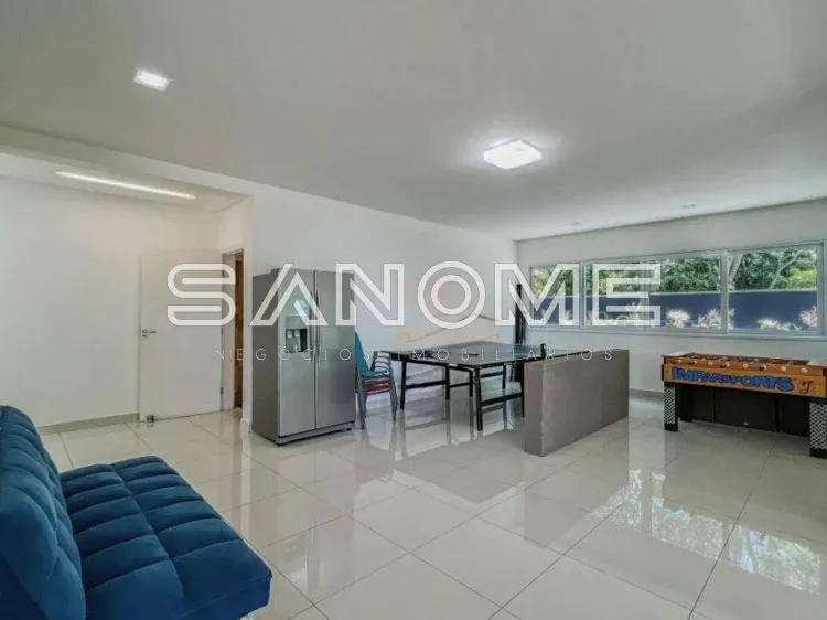 Sala ampla com piso em cerâmica e mesa de ping-pong