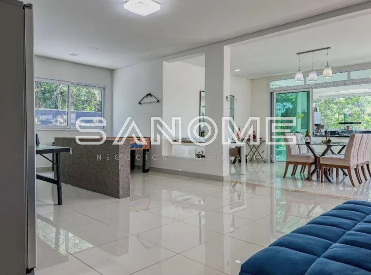 Sala ampla com piso polido e vista para área social
