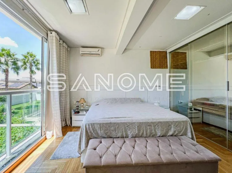 Quarto com cama de casal e varanda com vista