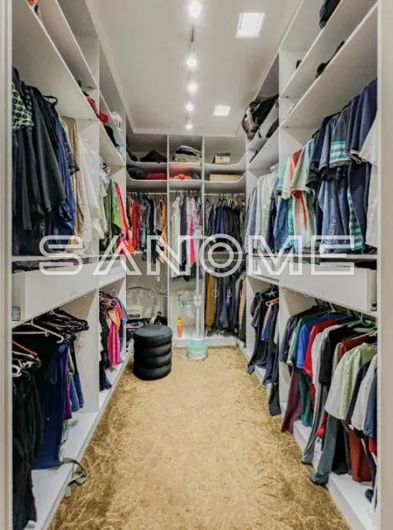 Closet com prateleiras brancas e iluminação de embutida