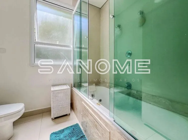 Banheiro com box, pia e azulejo verde