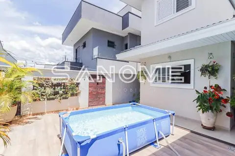 Área externa com piscina desmontável e casa ao fundo