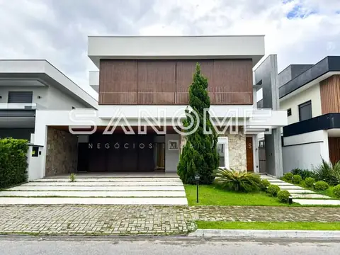 Fachada de casa moderna com garagem e paisagismo