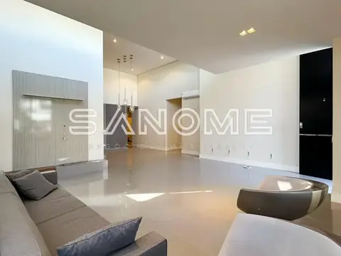 Sala ampla com piso brilhante e móveis estilo minimalista