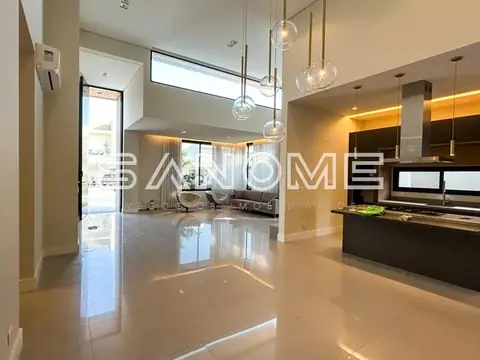 Cozinha integrada com piso brilhante e bancada preta