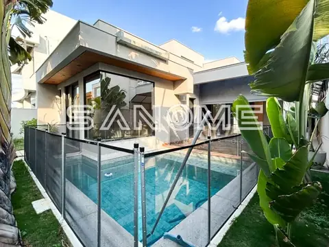 Casa moderna com piscina e área externa