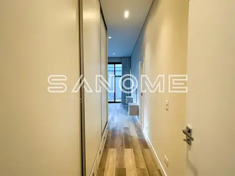 Corredor com piso de madeira e portas de guarda-roupa