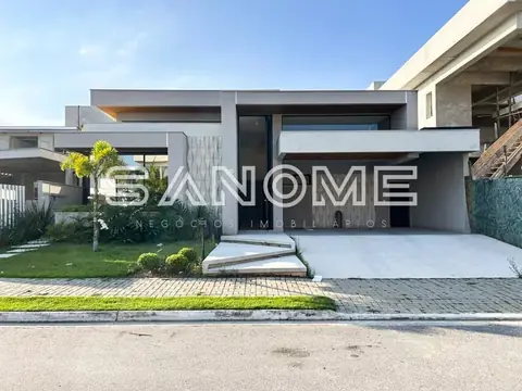 Casa moderna com garagem e fachada cinza