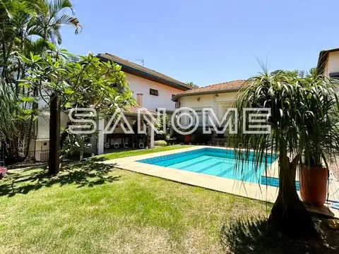 Área externa com piscina e gramado