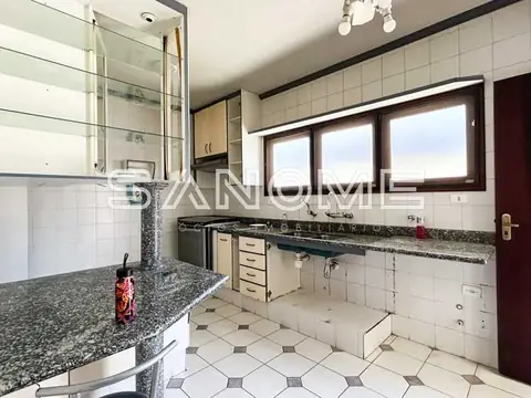 Cozinha com bancada de granito e azulejos