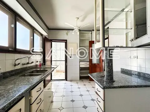 Cozinha com bancada de granito e piso de cerâmica