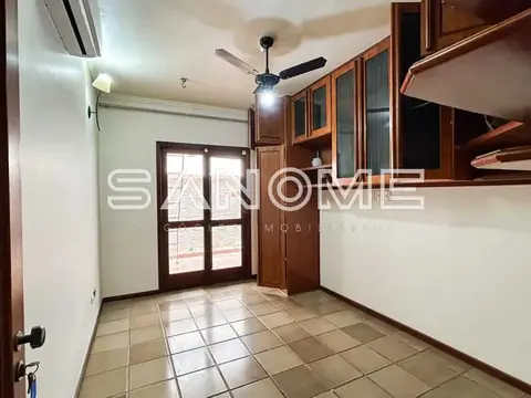 Cozinha com armários de madeira e porta de vidro