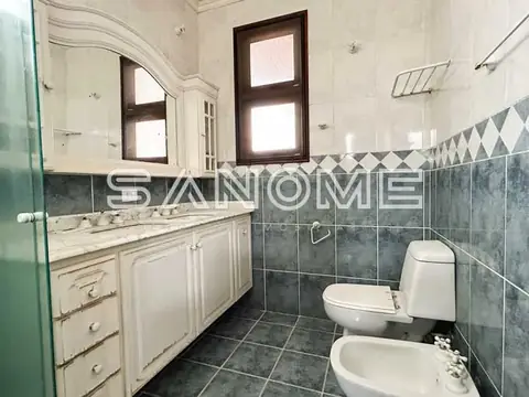 Banheiro com piso cinza e pia dupla