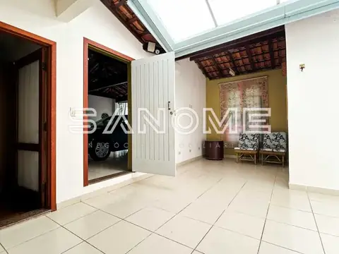 Área interna com piso em cerâmica e portas de acesso