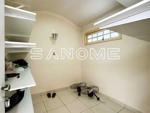Lavanderia com pia, prateleiras e piso cerâmico