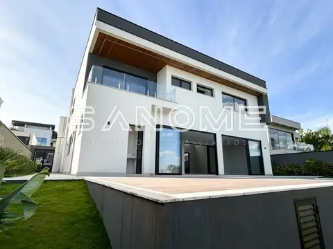 Casa moderna com fachada branca e terraço