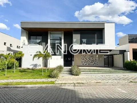 Casa moderna com fachada branca e garagem