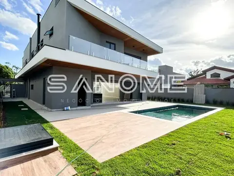 Casa moderna com piscina e área externa