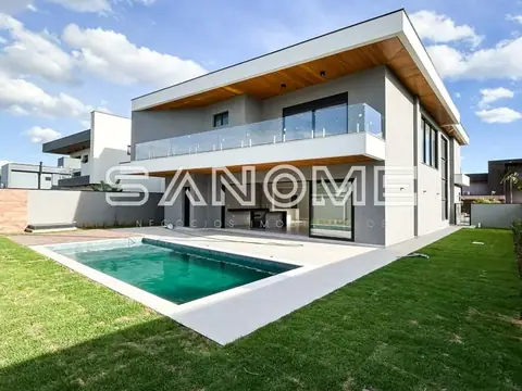 Casa moderna com piscina e área externa