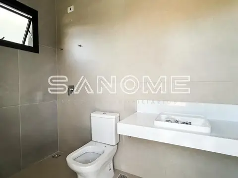 Banheiro com pia, vaso sanitário e chuveiro