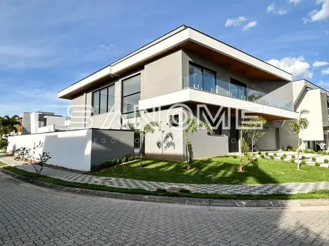 Casa moderna com fachada branca e garagem