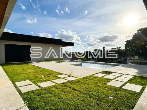 Área externa com piscina e gramado