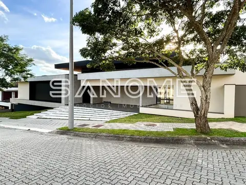 Fachada de casa moderna com garagem e área externa