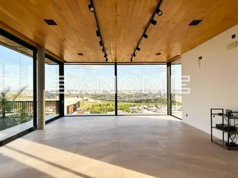 Sala ampla com piso cinza e vista panorâmica da cidade