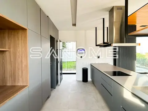 Cozinha planejada com bancada e armários cinza