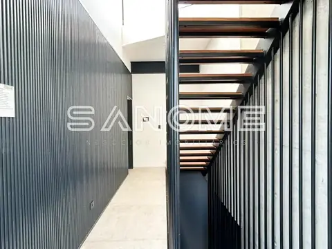 Corredor interno com estrutura metálica e degraus