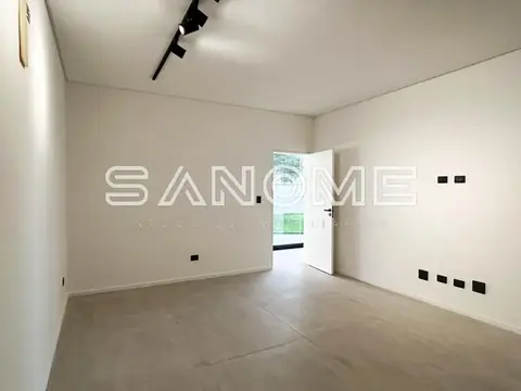Sala com paredes brancas e piso de concreto