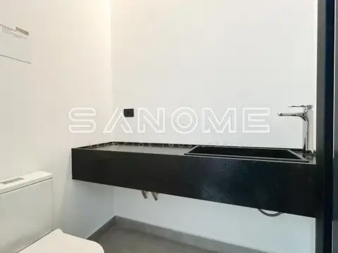 Banheiro com pia suspenso preta e espelho