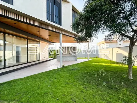 Casa moderna com varanda e gramado