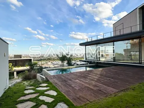 Terraza con piscina y vista panorámica de la ciudad