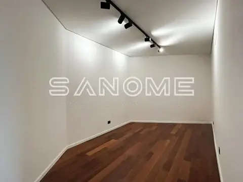 Cômodo com piso de madeira e parede branca