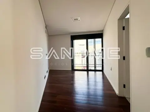 Corredor com piso de madeira e porta de vidro para sacada